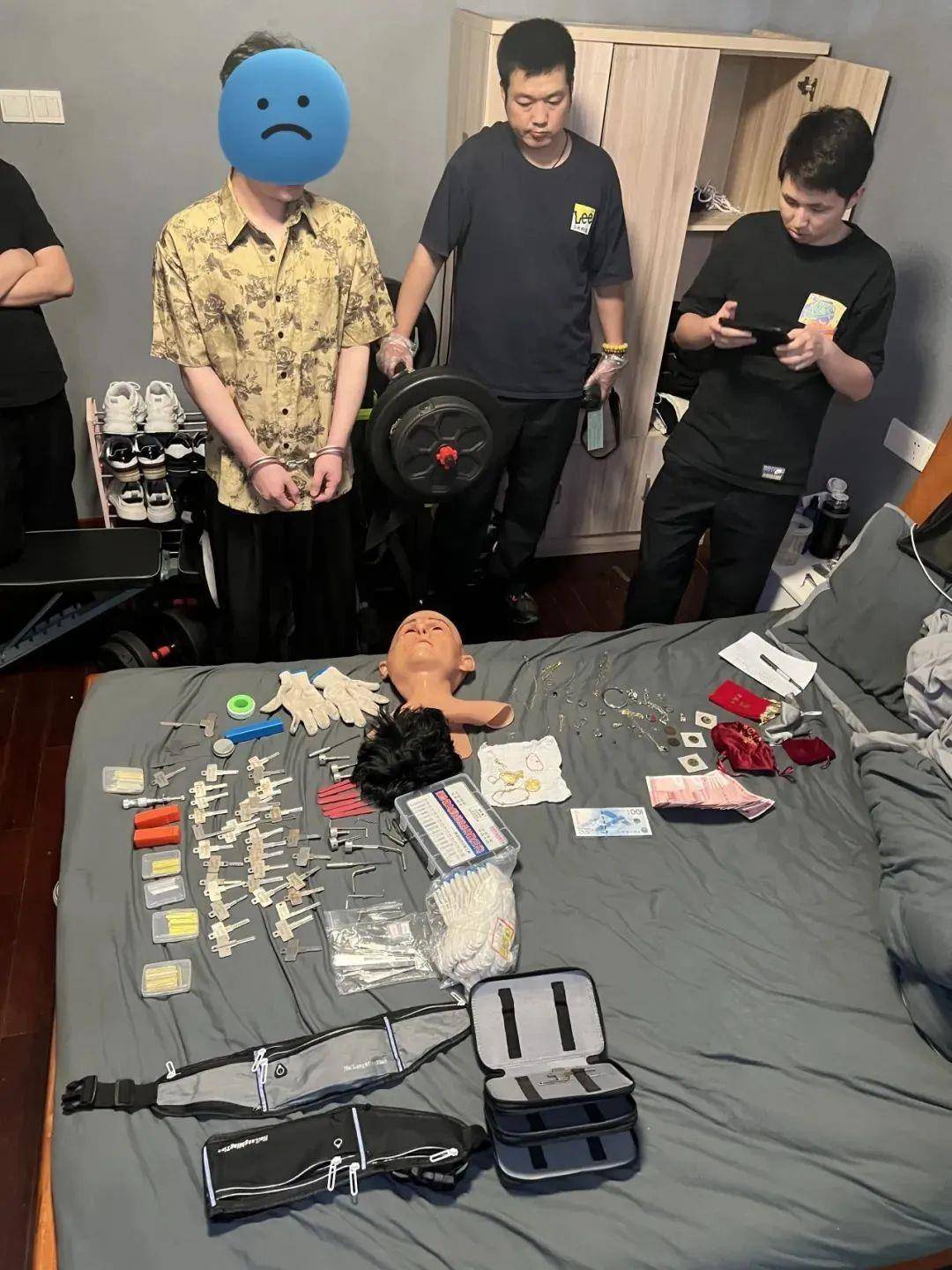 “變臉”大盜落網(wǎng)<strong></p>
<p>硅膠</strong>！硅膠面具難逃法眼:硅膠