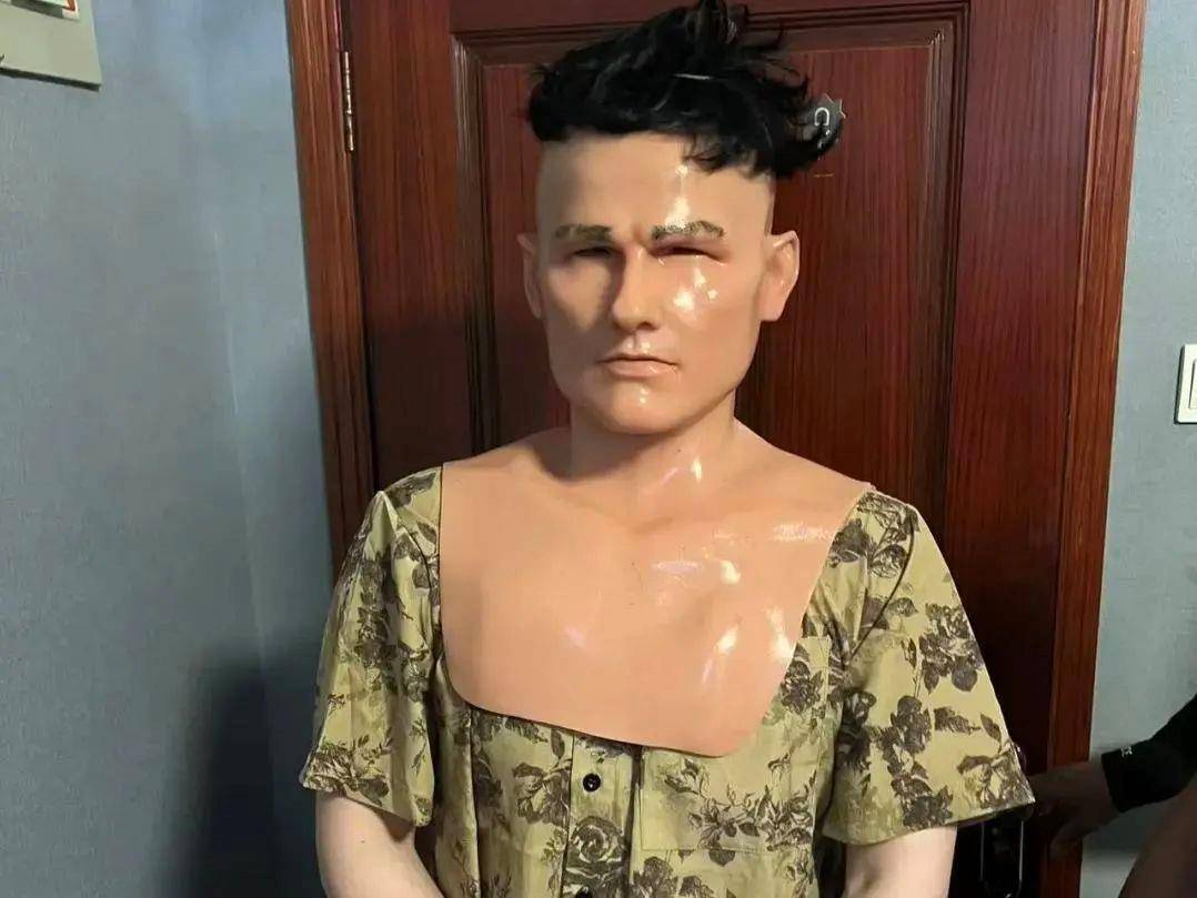 “變臉”大盜落網(wǎng)<strong></p>
<p>硅膠</strong>！硅膠面具難逃法眼:硅膠